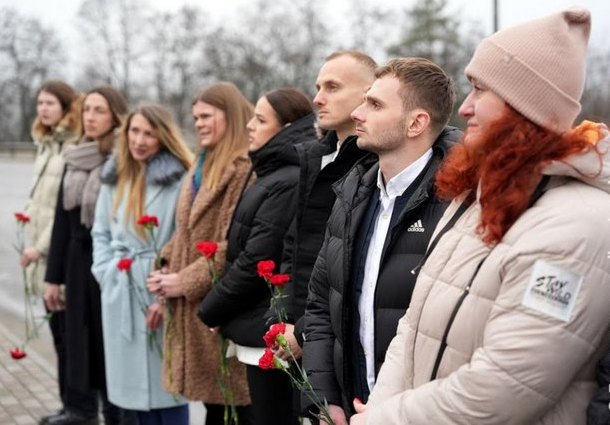 возложение цветоа